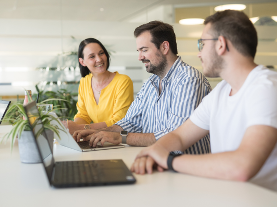 djelatnici razgovaraju