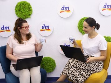 dm djelatnice razgovaraju u centrali