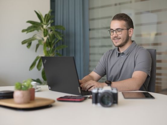 djelatnik radi za računalom