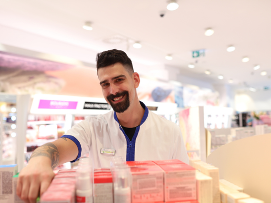 djelatnik u dm trgovini