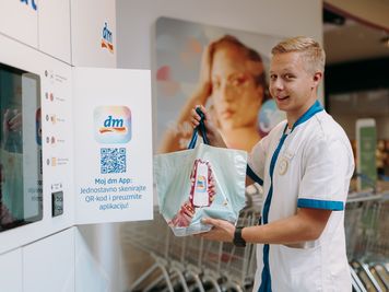 Djelatnik dostavlja proizvode u paketomat.
